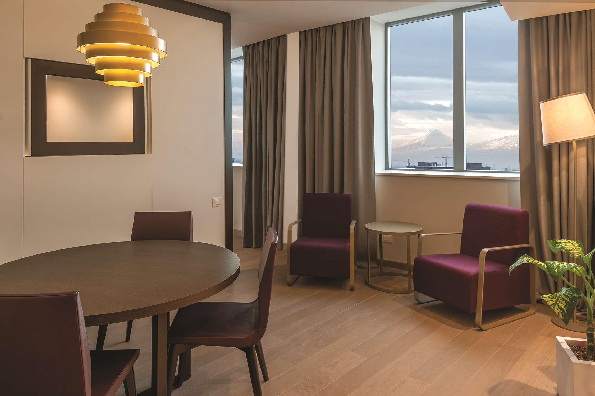 Doubletree By Hilton Yerevan City Centre Екстериор снимка