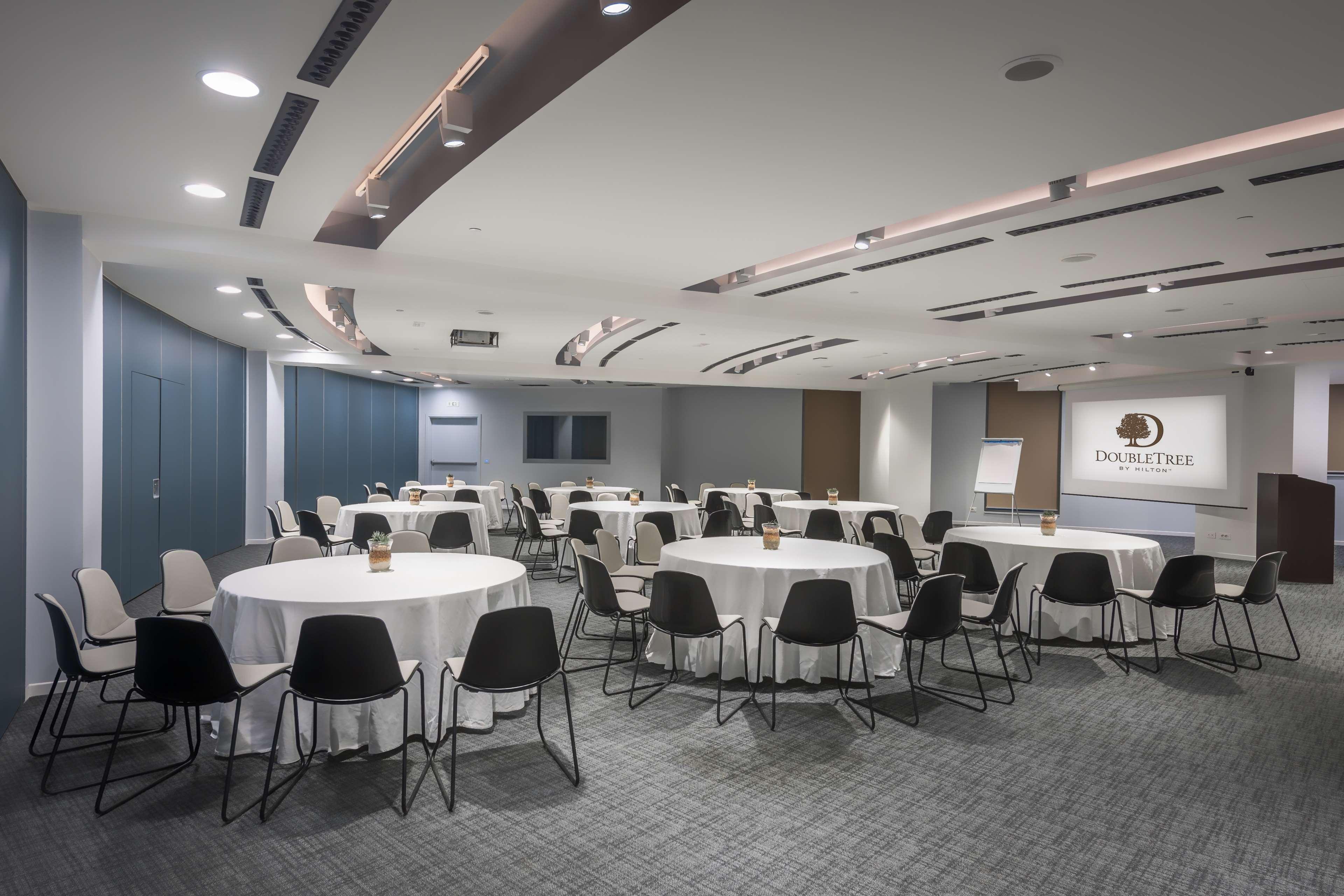 Doubletree By Hilton Yerevan City Centre Екстериор снимка