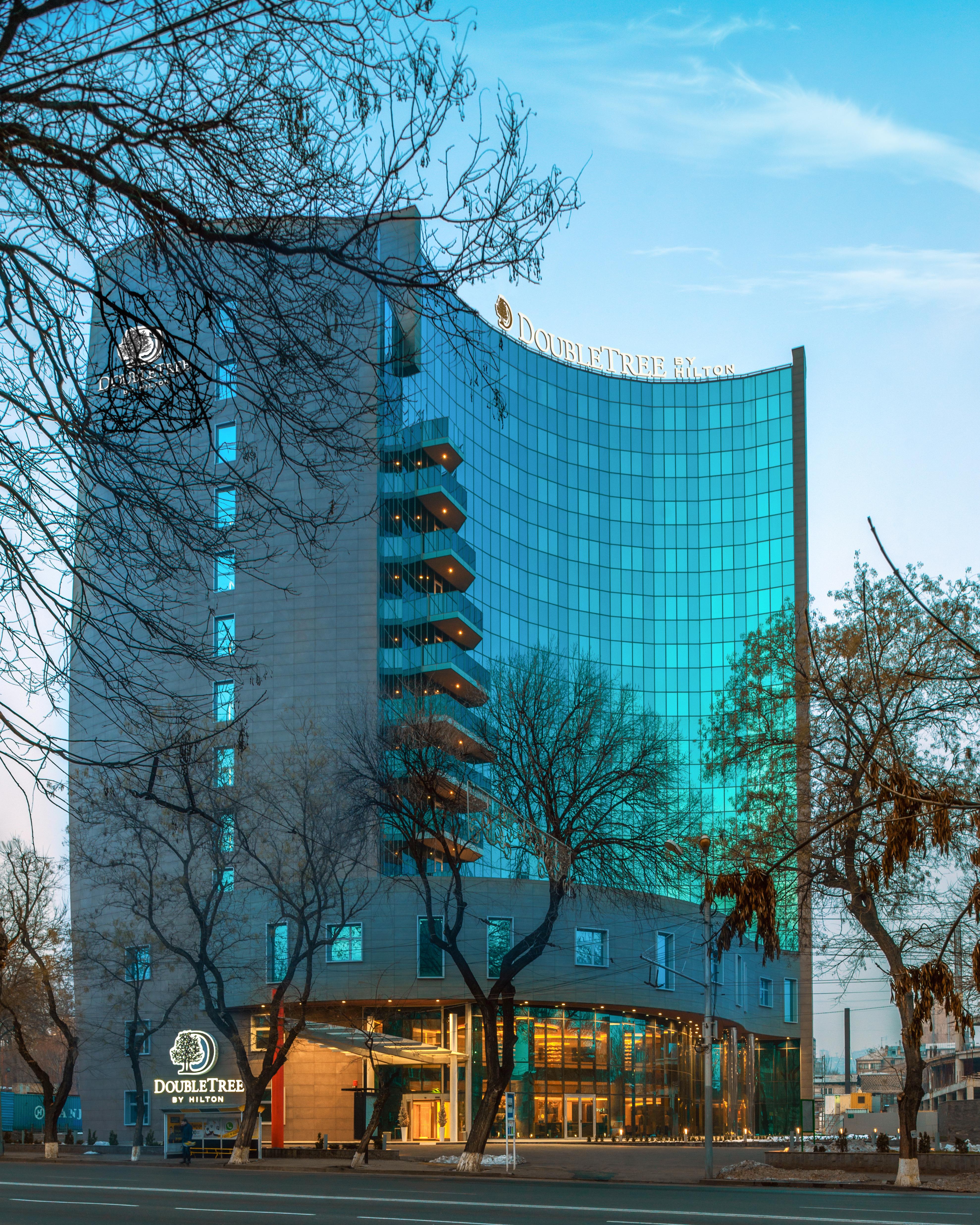 Doubletree By Hilton Yerevan City Centre Екстериор снимка