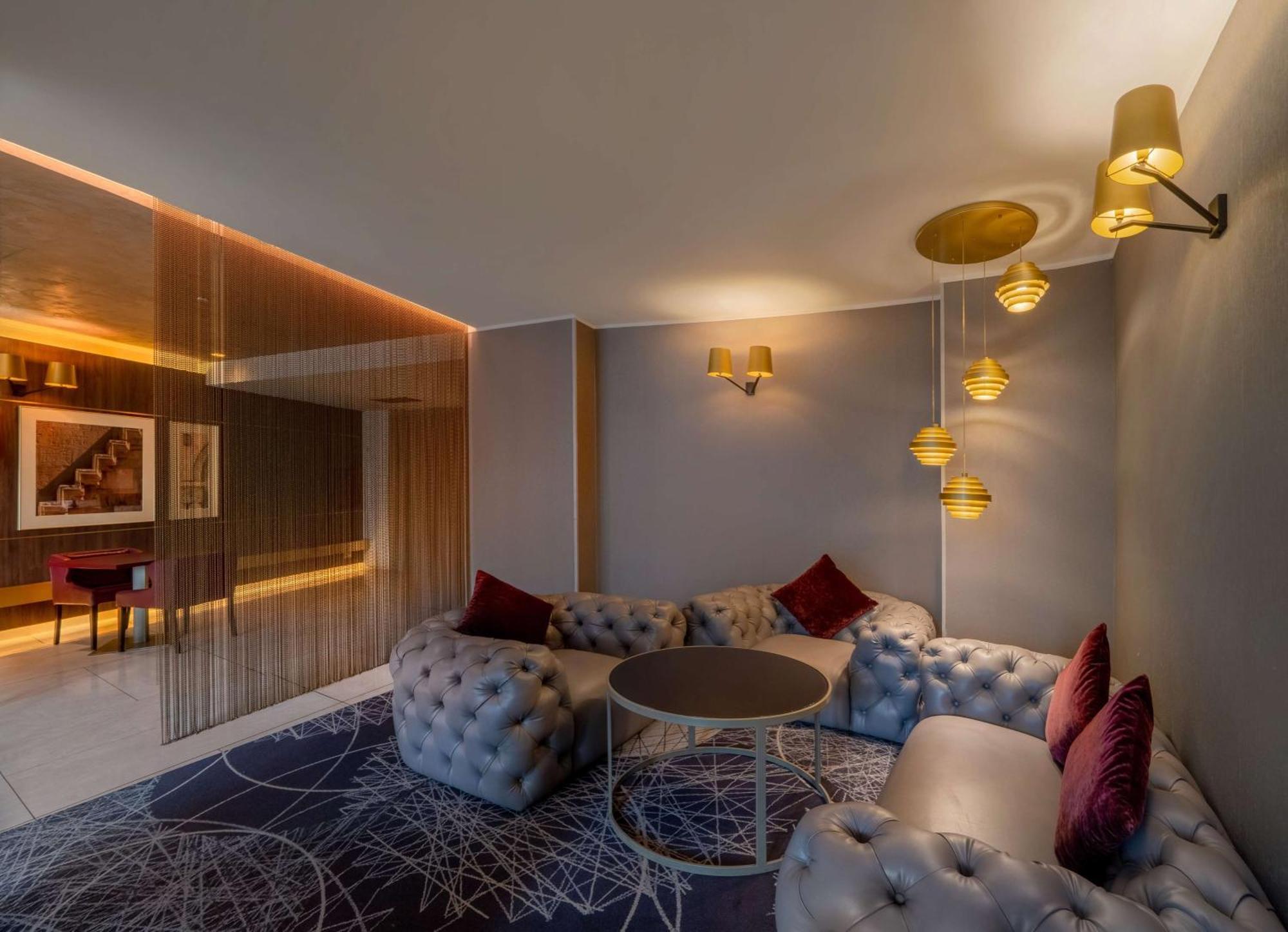 Doubletree By Hilton Yerevan City Centre Екстериор снимка