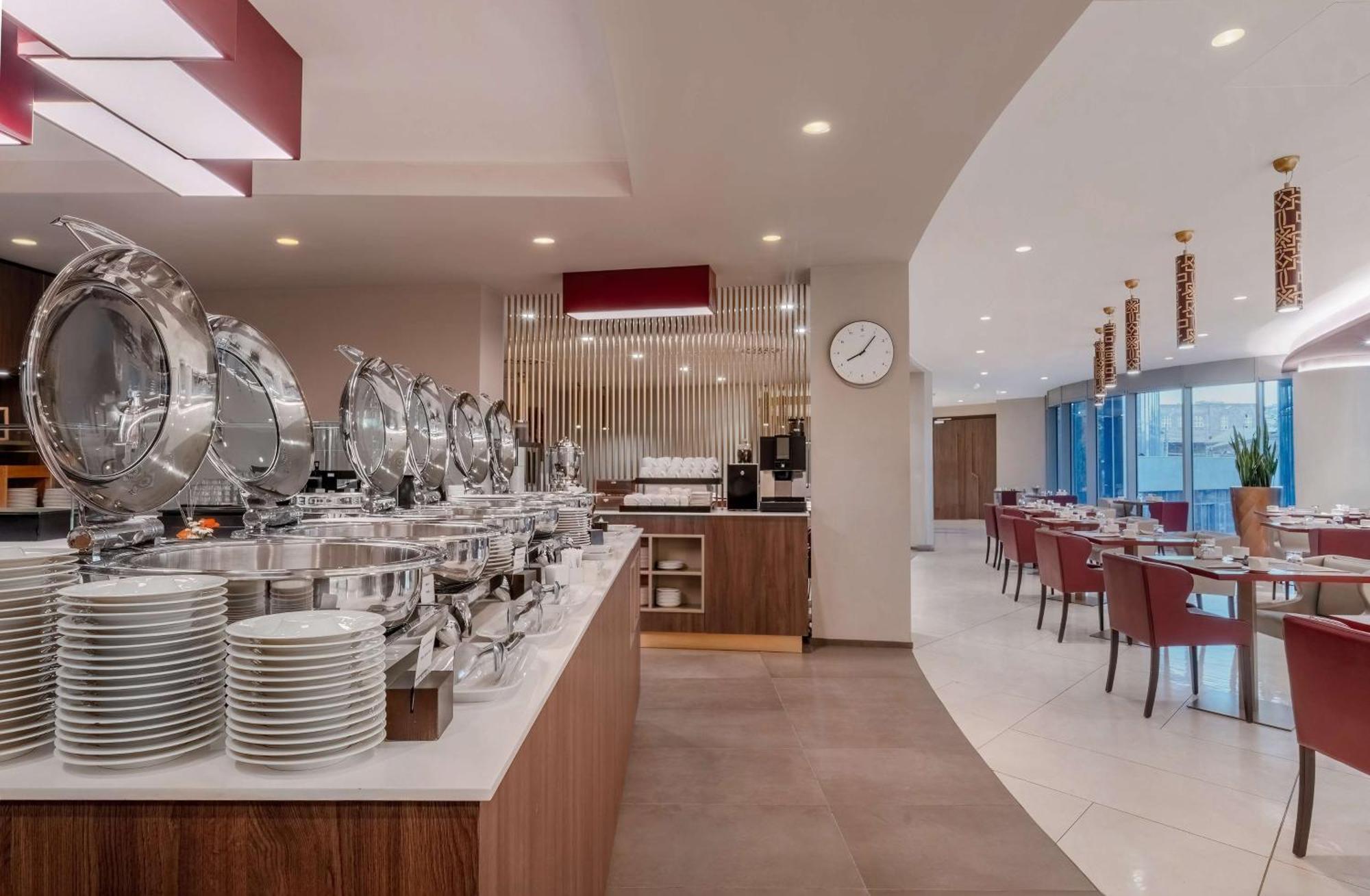 Doubletree By Hilton Yerevan City Centre Екстериор снимка