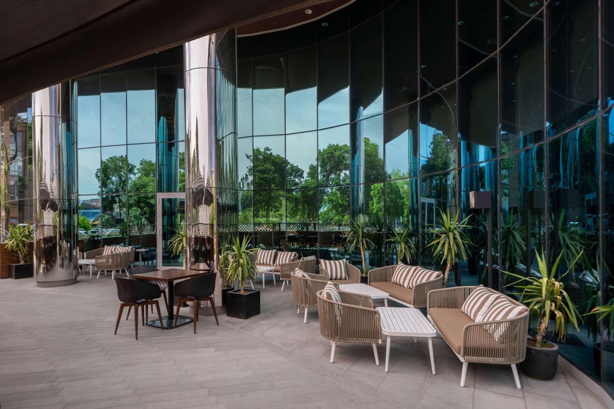 Doubletree By Hilton Yerevan City Centre Екстериор снимка
