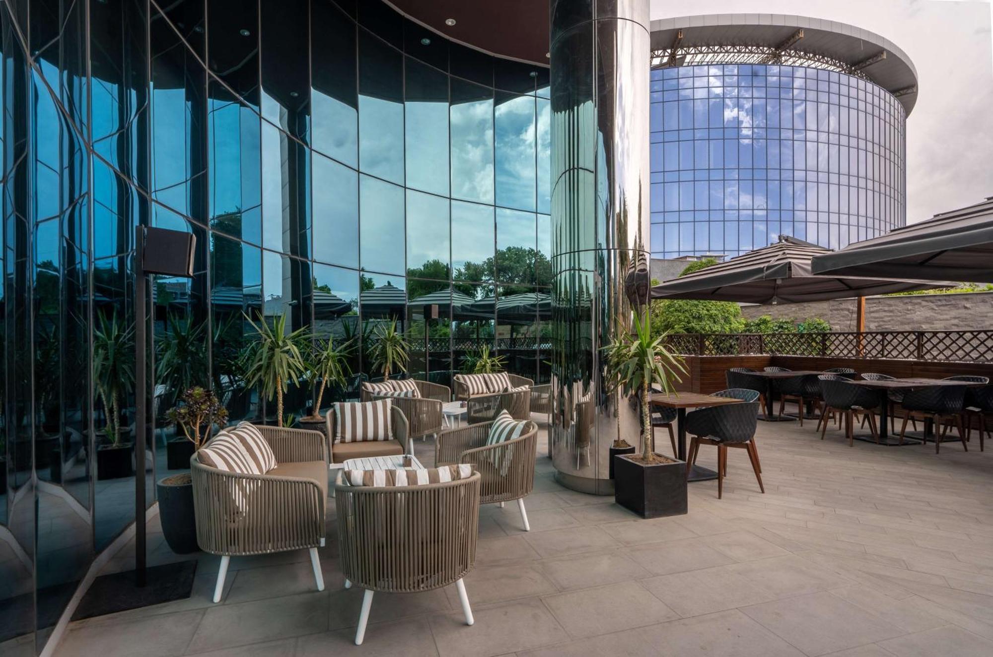 Doubletree By Hilton Yerevan City Centre Екстериор снимка