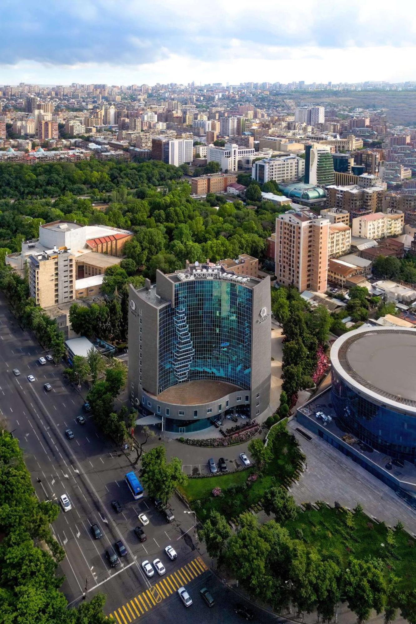 Doubletree By Hilton Yerevan City Centre Екстериор снимка