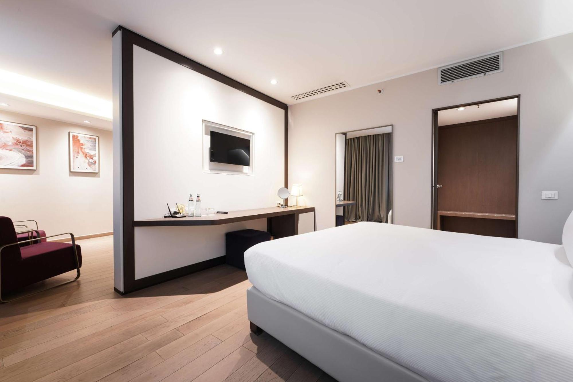 Doubletree By Hilton Yerevan City Centre Екстериор снимка
