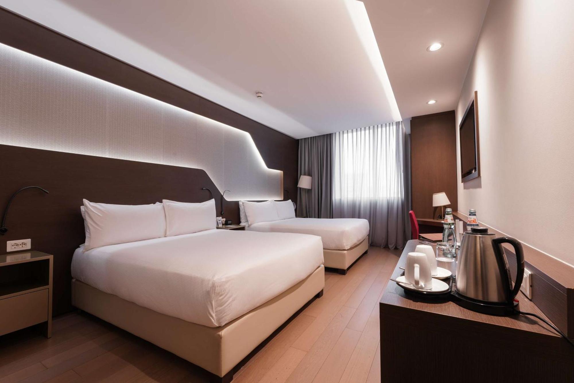 Doubletree By Hilton Yerevan City Centre Екстериор снимка