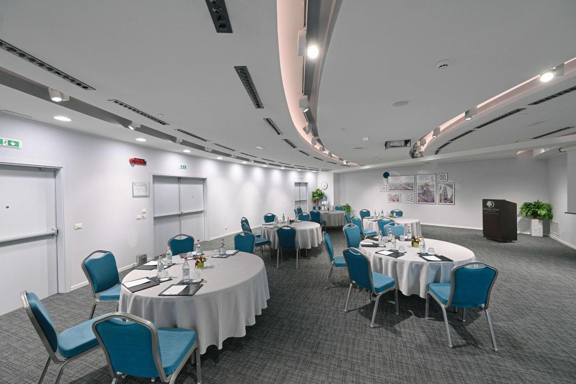 Doubletree By Hilton Yerevan City Centre Екстериор снимка
