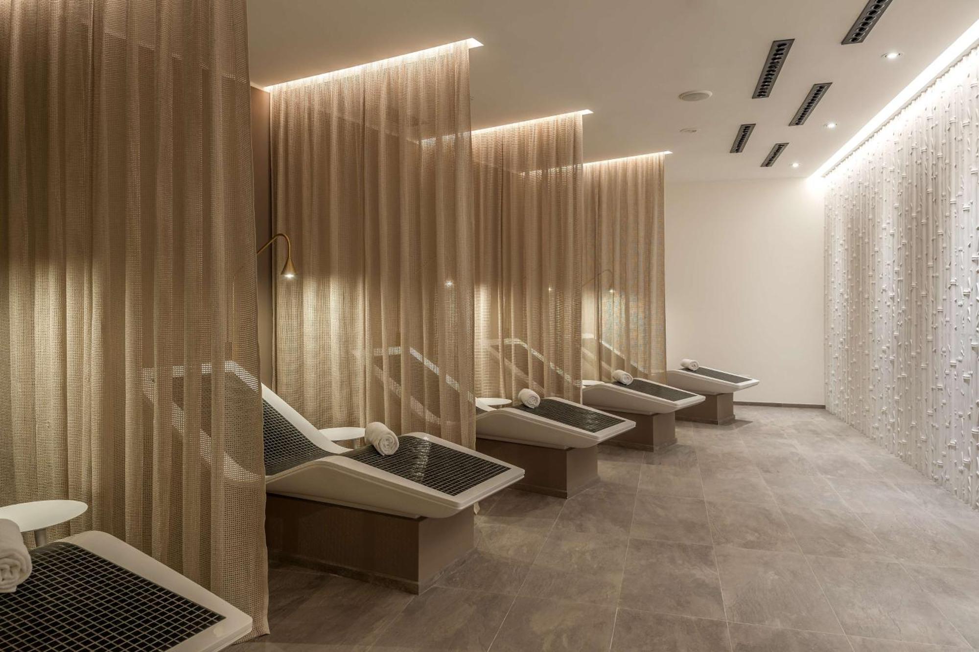 Doubletree By Hilton Yerevan City Centre Екстериор снимка