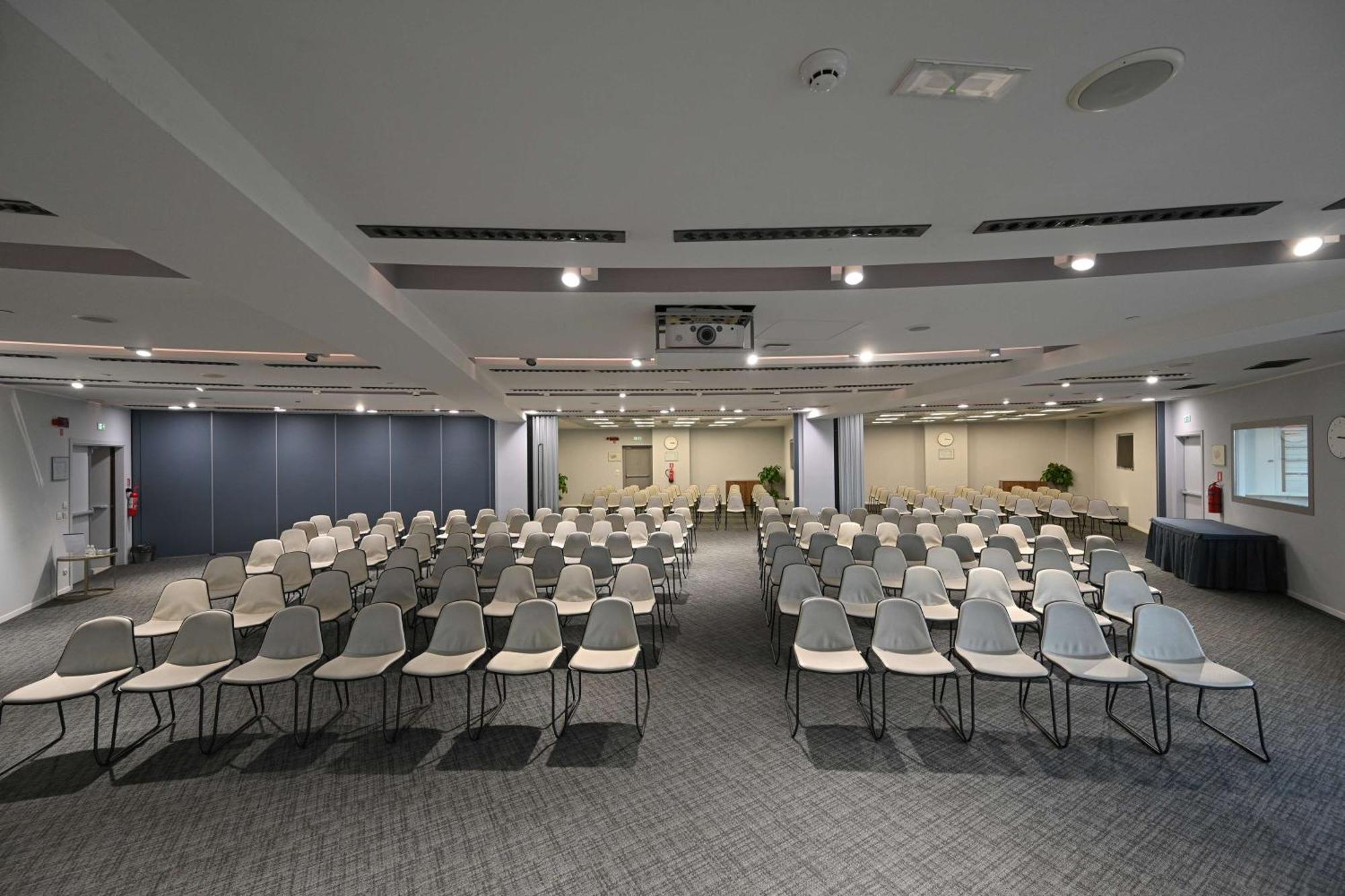Doubletree By Hilton Yerevan City Centre Екстериор снимка