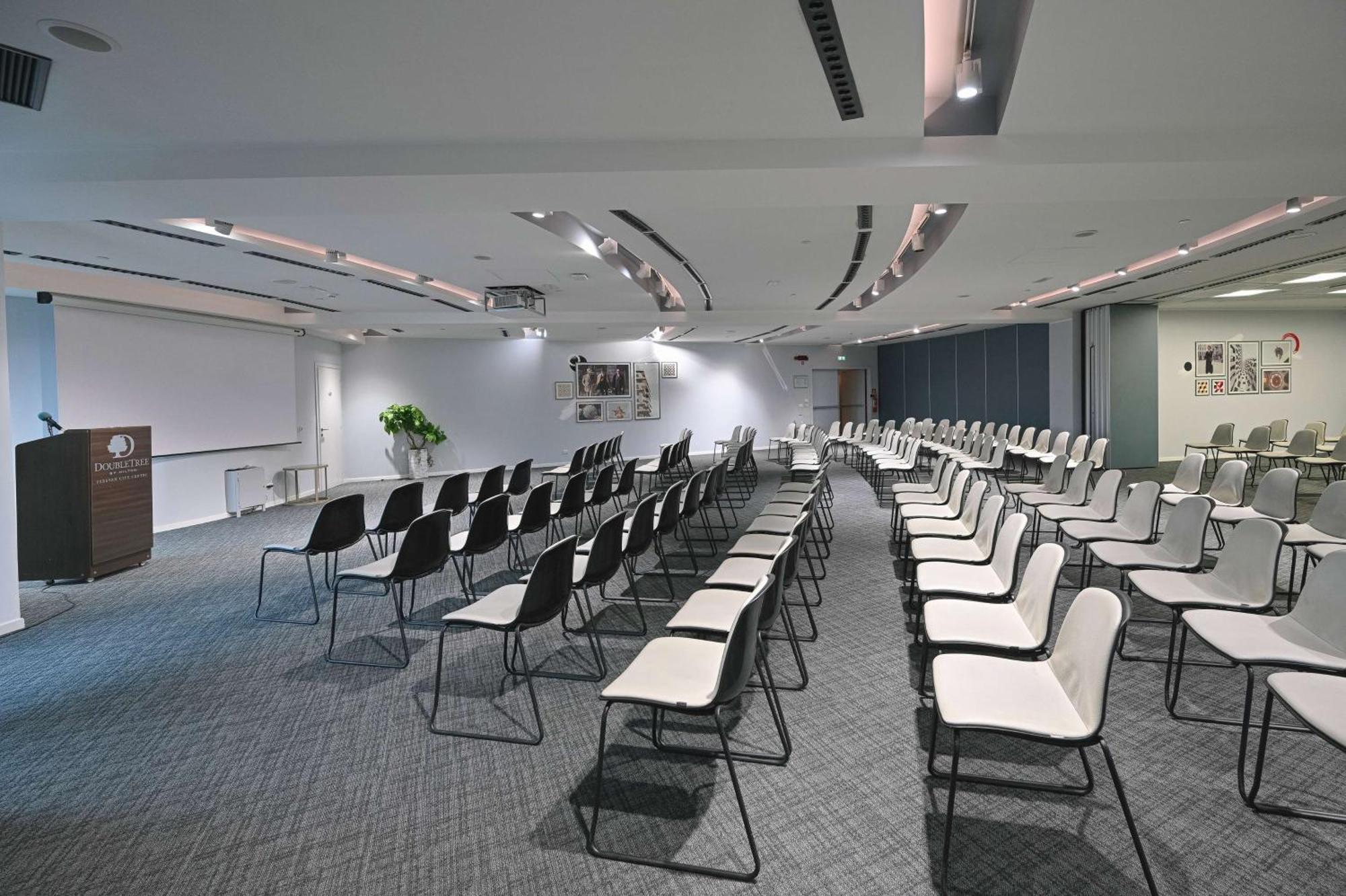 Doubletree By Hilton Yerevan City Centre Екстериор снимка