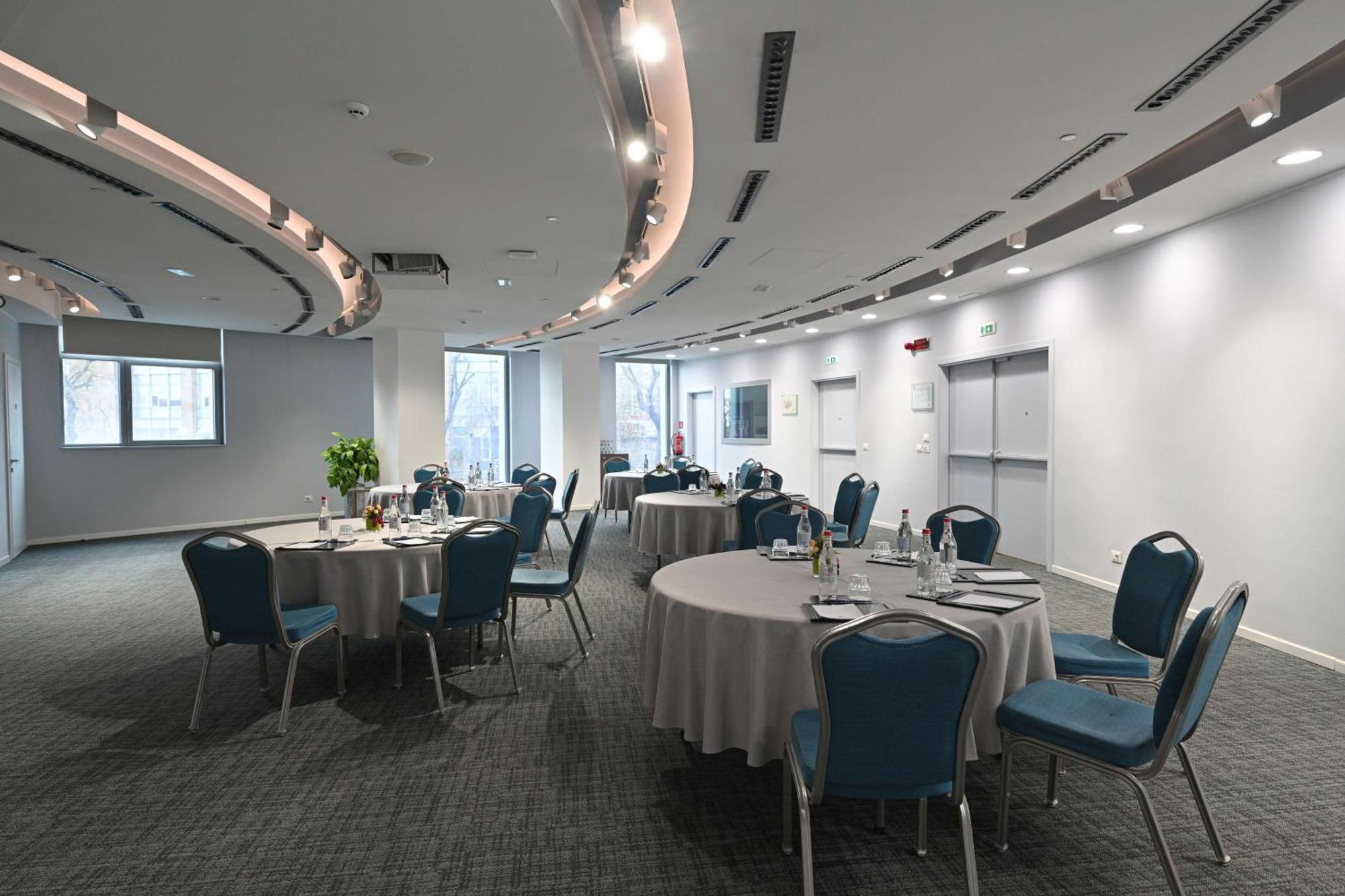 Doubletree By Hilton Yerevan City Centre Екстериор снимка