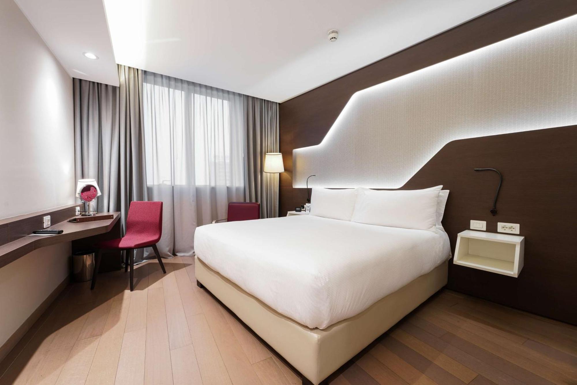 Doubletree By Hilton Yerevan City Centre Екстериор снимка