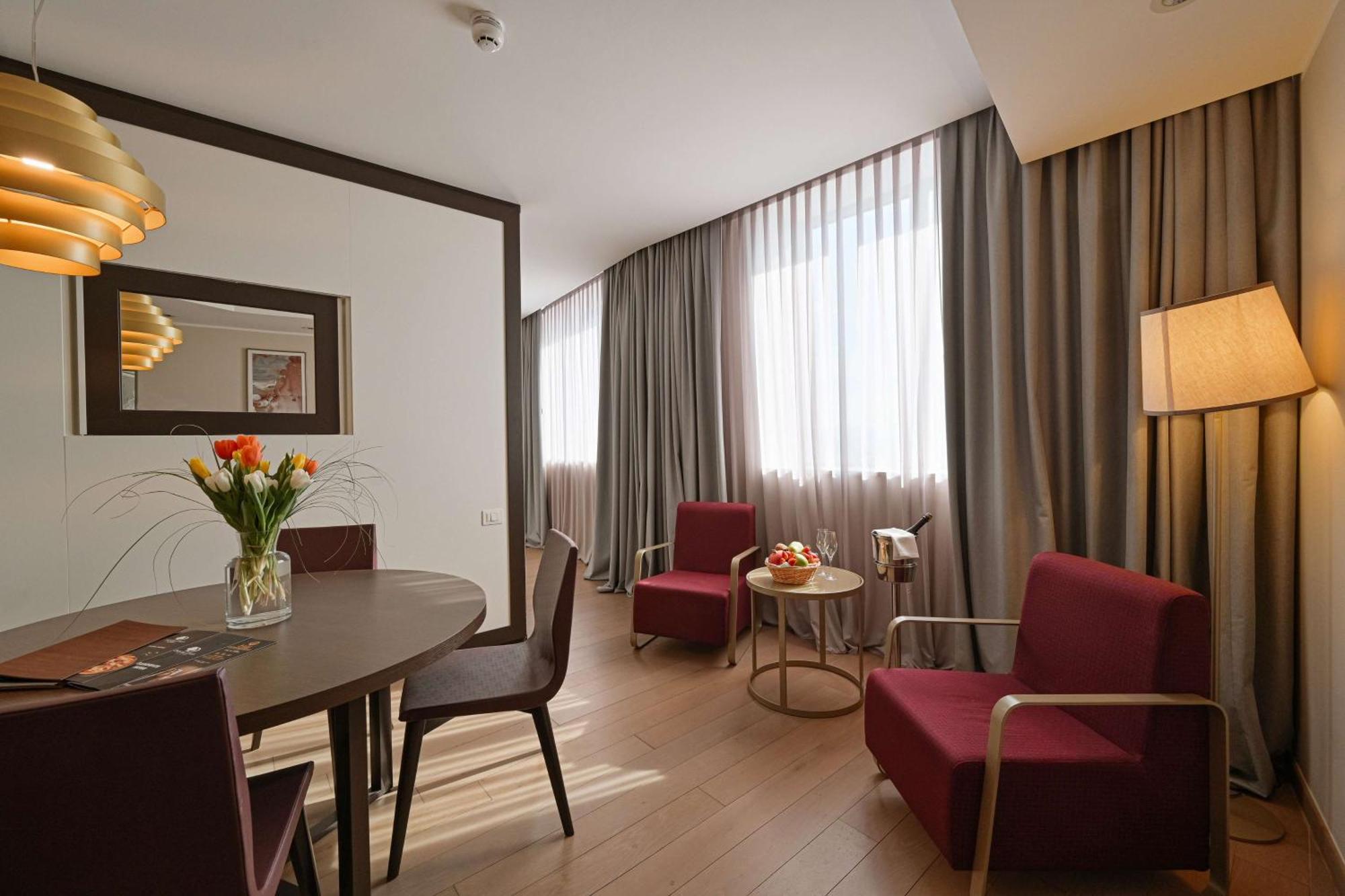 Doubletree By Hilton Yerevan City Centre Екстериор снимка
