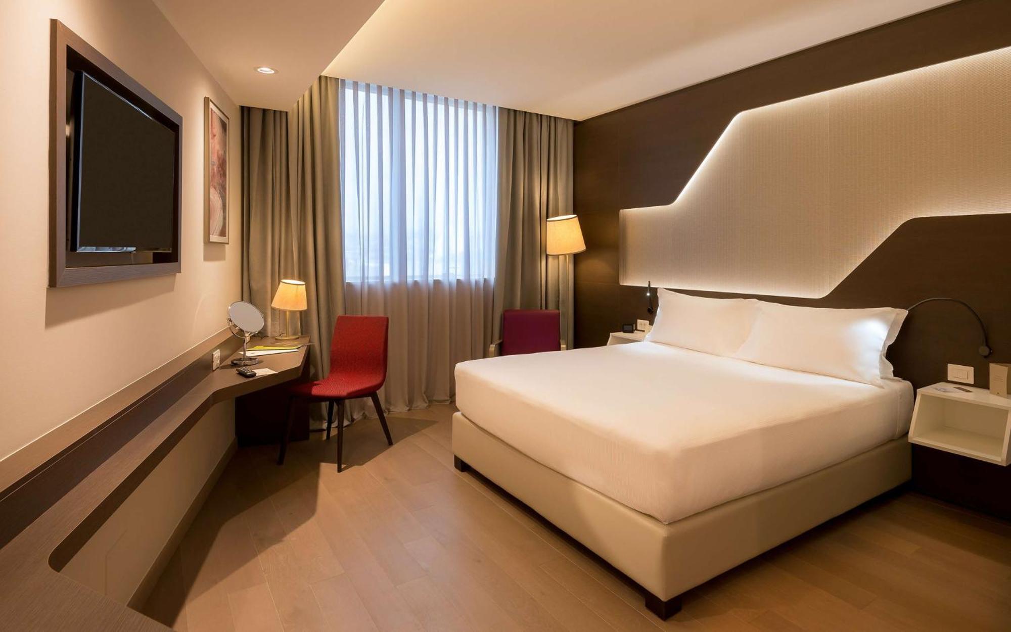 Doubletree By Hilton Yerevan City Centre Екстериор снимка