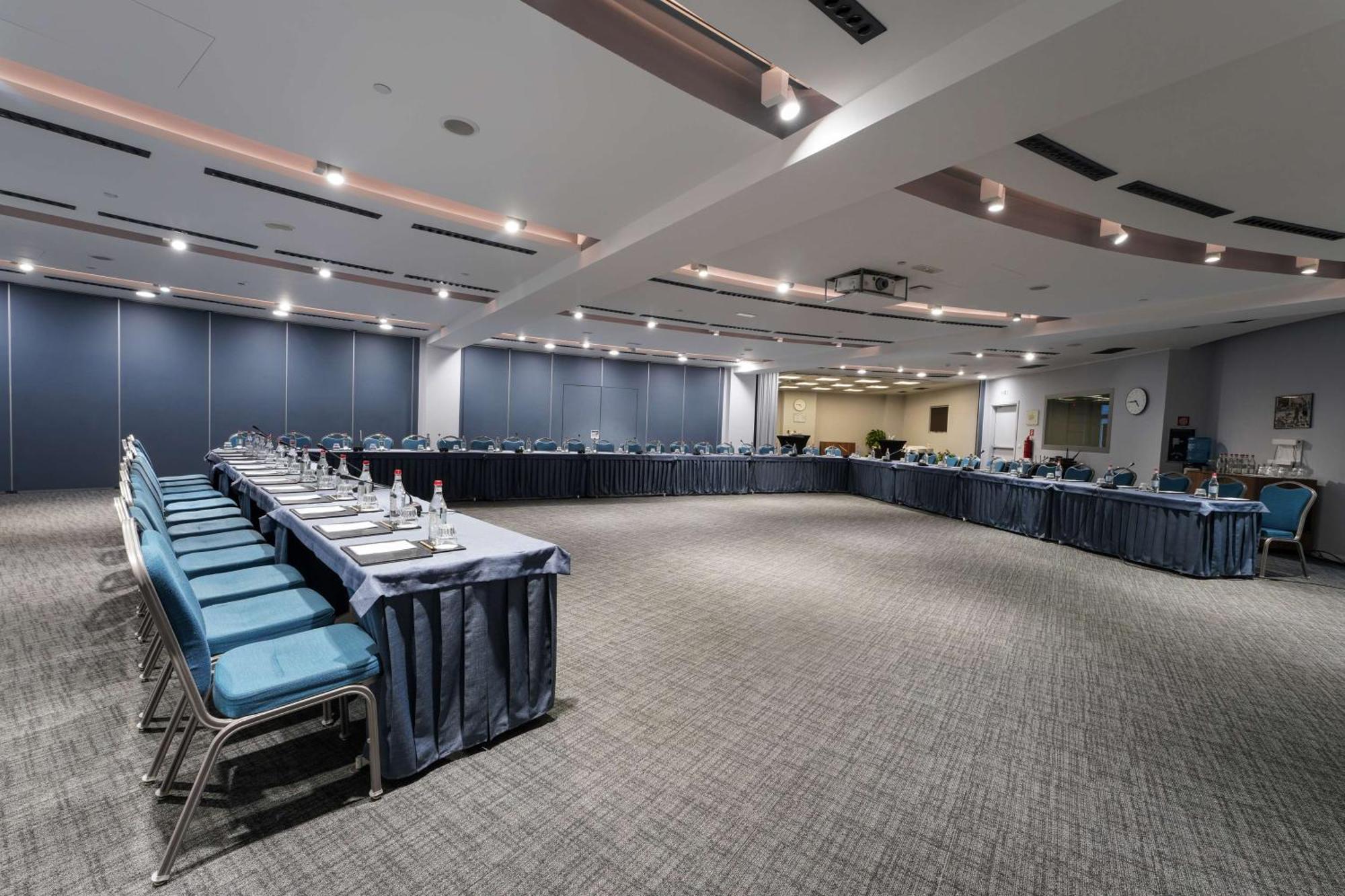 Doubletree By Hilton Yerevan City Centre Екстериор снимка