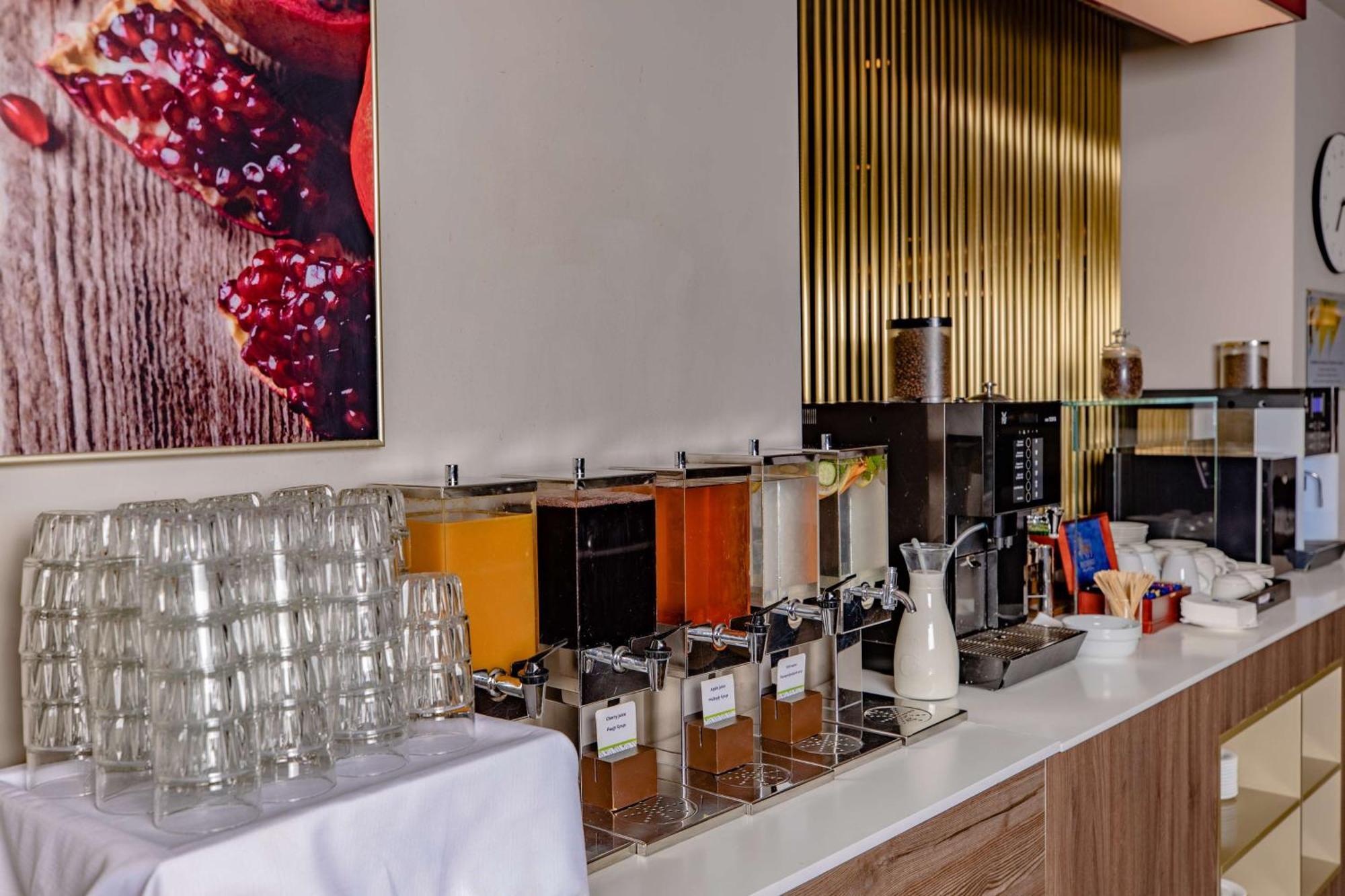 Doubletree By Hilton Yerevan City Centre Екстериор снимка