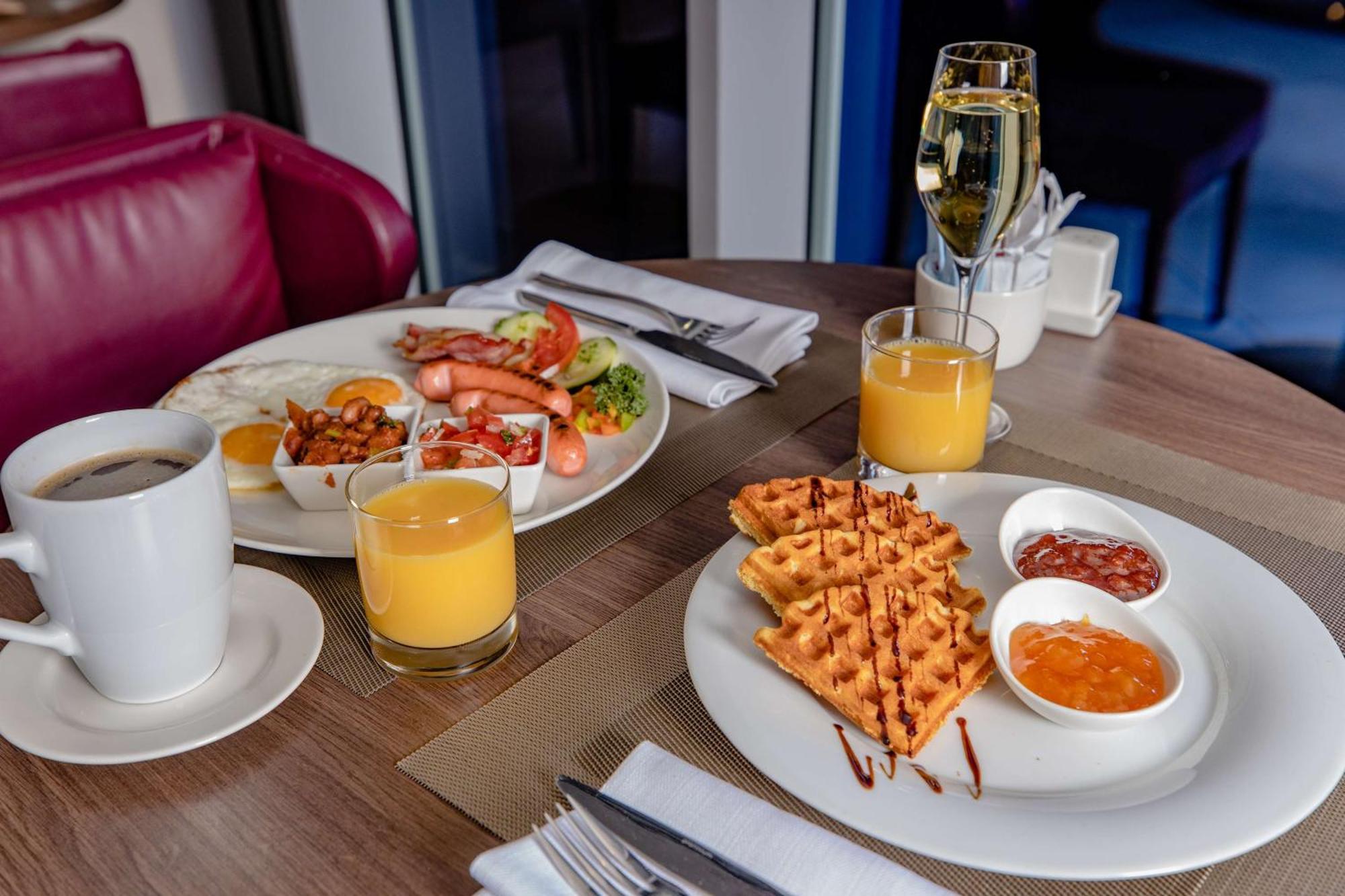 Doubletree By Hilton Yerevan City Centre Екстериор снимка