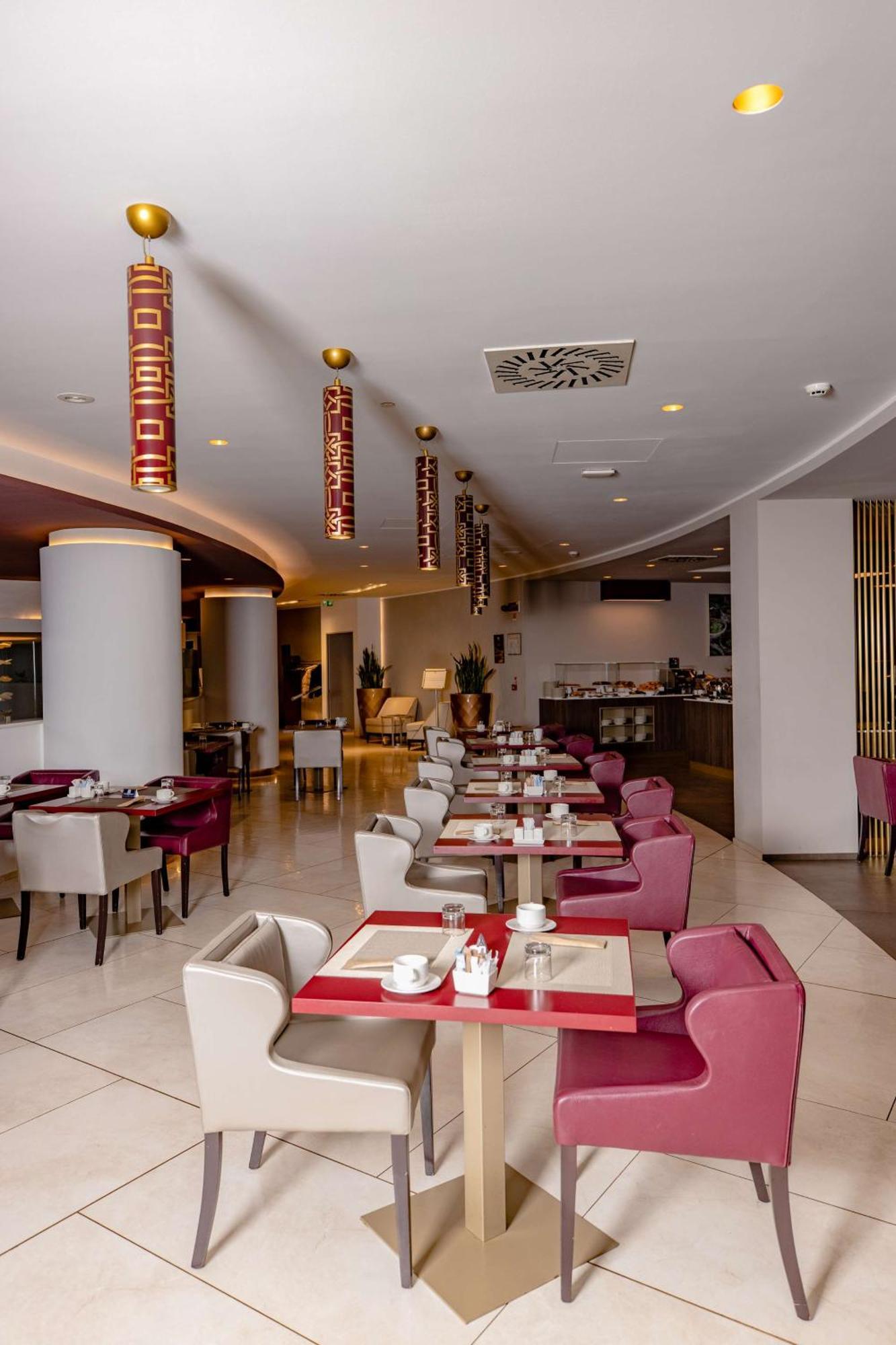 Doubletree By Hilton Yerevan City Centre Екстериор снимка