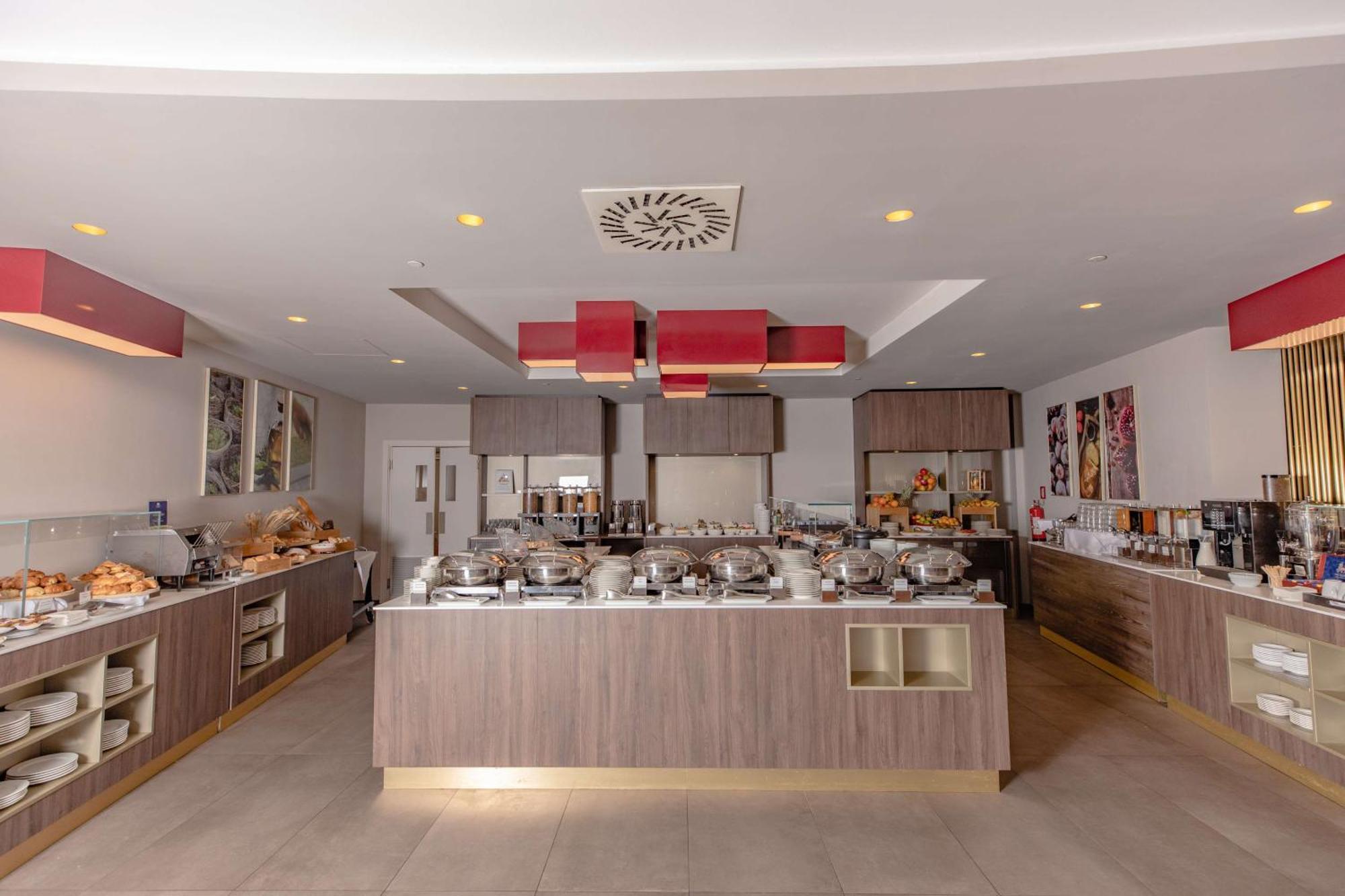 Doubletree By Hilton Yerevan City Centre Екстериор снимка